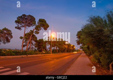 Straße bei Sonnenuntergang in Sardinien Stockfoto