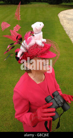 Carol Holroyd aus York modelliert den Hut, den sie speziell für Royal Ascot vor ihrem Haus gemacht hat. Die pinke Seidenmütze mit einer Diamanthalskette mit Frettchen spiegelt den diesjährigen Umzug des Rennfestivals nach Norden zur Rennbahn in York wider. Royal Ascot beginnt morgen und endet am Samstag Stockfoto