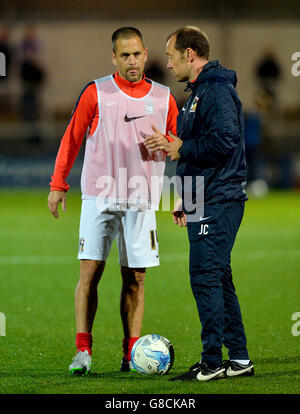 Fußball - Sky Bet League One - Rochdale gegen Coventry City - Spotland Stadium. Joe Cole von Coventry City spricht während des Trainings vor dem Spiel mit dem First-Team-Trainer Jamie Clapham Stockfoto