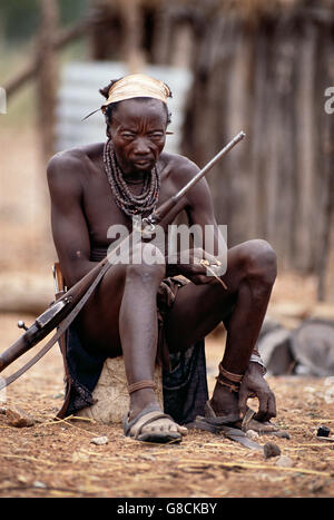 Senior-Himba-Mann mit Gewehr, Namibia. Stockfoto