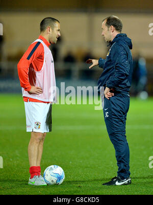 Joe Cole von Coventry City spricht mit First-Team-Trainer Jamie Clapham Während des Trainings vor dem Spiel Stockfoto