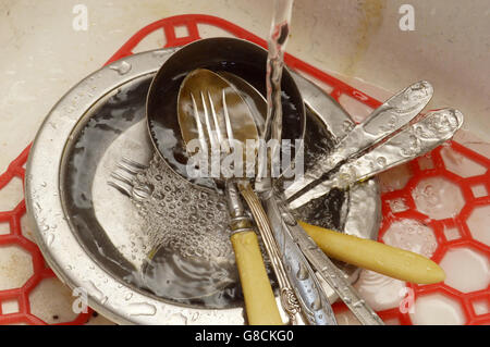 Schmutziges Geschirr in der Spüle Stockfoto