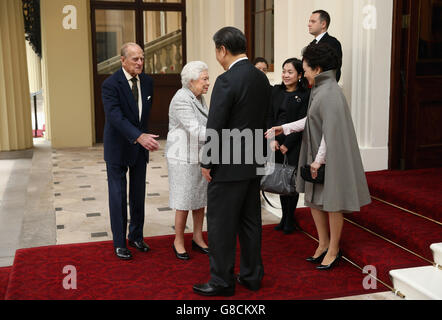 Königin Elizabeth II. Und der Herzog von Edinburgh verabschiedeten den chinesischen Präsidenten Xi Jinping und seine Frau, Madame Peng Liyuan, im Buckingham Palace in London. Stockfoto