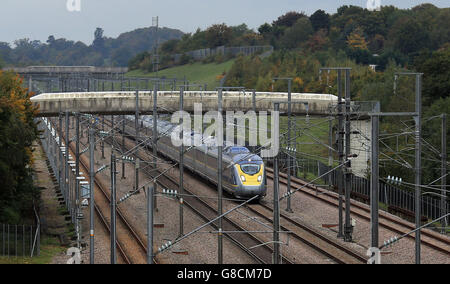 Ein brandneuer Hochgeschwindigkeitszug Eurostar e320 (Klasse 374) fährt während eines Testprogramms auf der Hochgeschwindigkeitsstrecke durch Kent, bevor Eurostar die neue Zugflotte im Laufe dieses Jahres in Betrieb nimmt. Stockfoto