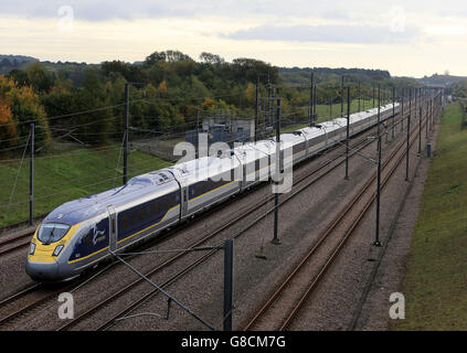 Ein brandneuer Hochgeschwindigkeitszug Eurostar e320 (Klasse 374) fährt während eines Testprogramms auf der Hochgeschwindigkeitsstrecke durch Kent, bevor Eurostar die neue Zugflotte im Laufe dieses Jahres in Betrieb nimmt. Stockfoto