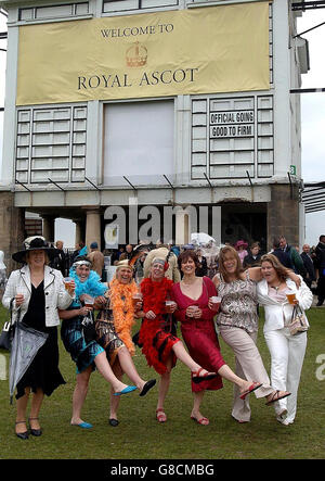 Horse Racing - Royal Ascot in York - Ladies Day - York Racecourse Stockfoto