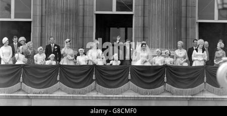 Prinzessin Margaret und Antony Armstrong-Jones winken nach ihrer Hochzeitszeremonie in der Westminster Abbey in London auf dem Balkon des Buckingham Palace zu den Massen. Stockfoto