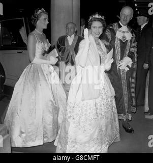 Eine Welle von Prinzessin Margaret, als sie vom Oberbürgermeister Sir Denis Truscott bei ihrer Ankunft in das Mansion House begleitet wird, zu einem Empfang, der von der City of London zu Ehren ihrer Rückkehr aus der Karibik gegeben wird. Stockfoto