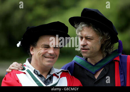 Der in Dublin geborene Musiker und humanitäre Helfer Bob Geldof (rechts) und der in Sligo geborene Filmregisseur Neil Jordan feierten das 150-jährige Bestehen des University College in Dublin, wo sie Ehrendoktorwürde erhielten. Stockfoto