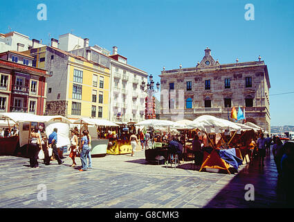 Flohmarkt am Hauptplatz. Gijón, Asturien, Spanien. Stockfoto