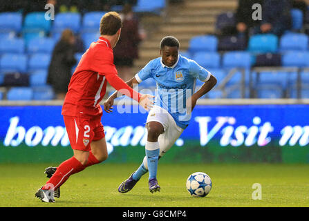 Aaron Nemane (rechts) von Manchester City und Gonzalo Almenara Hernandez von Sevilla kämpfen um den Ball. Stockfoto