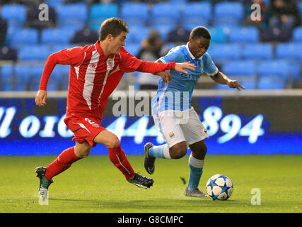 Aaron Nemane (rechts) von Manchester City und Gonzalo Almenara Hernandez von Sevilla kämpfen um den Ball. Stockfoto