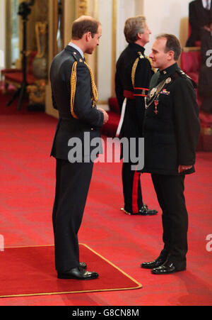 Oberstleutnant David Kenny, das Royal Irish Regiment wird vom Duke of Cambridge im Buckingham Palace, London, zum Offizier des Order of the British Empire (OBE) ernannt. Stockfoto