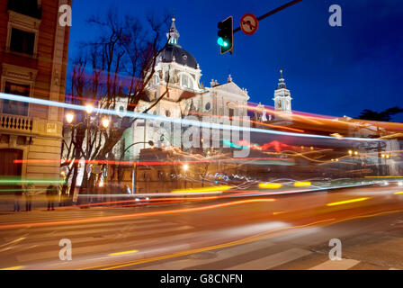 Bailen Straße und die Almudena Kathedrale, Nachtansicht. Madrid, Spanien. Stockfoto
