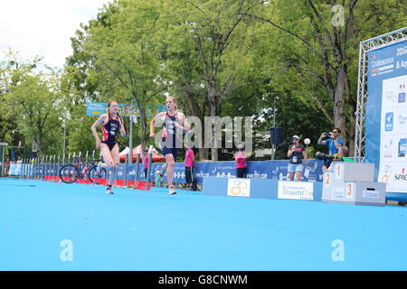 Team GB Triathleten Jess Learmonth und Lucy Hall beginnen der Laufstrecke von der Elite-Frauen-Sprint-Meisterschaften in Frankreich. Stockfoto