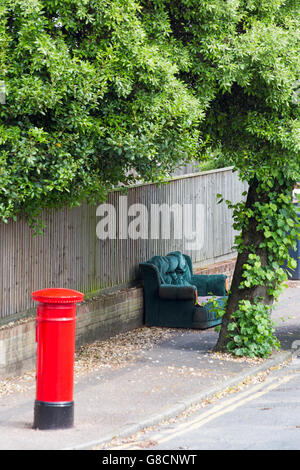 Sofa im Juni auf Pflaster der Straße in Bournemouth deponiert. Stockfoto