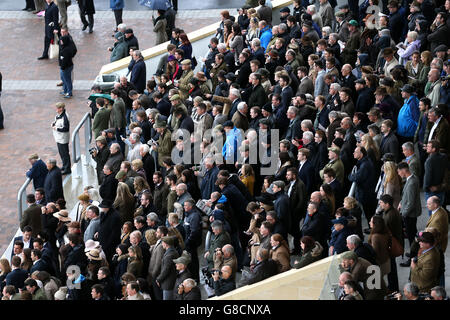 Pferderennen - The Showcase - Tag Zwei - Cheltenham Racecourse. Rennfahrer beobachten die Action auf der Cheltenham Racecourse Stockfoto