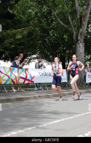 Team GB Elite Triathleten Lucy Hall und Jess Learmonth auf der Laufstrecke der 2016 ETU Sprint-Meisterschaften in Frankreich. Stockfoto