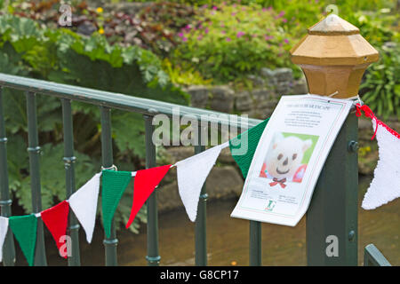 Die StadtbewohnerInnen Gilden Garn Bombe Bournemouth Gärten und direkt am Meer und eine Kiste mit Teddys ist verschwunden im Juni Stockfoto