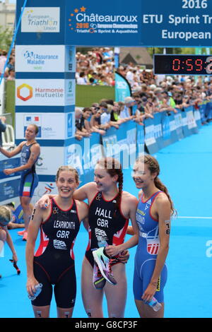 Triathleten Jess Learmonth und Lucy Hall, Team GB und Cassandre Beaugand, Frankreich, bei den 2016 Champs ETU Sprint-Triathlon. Stockfoto