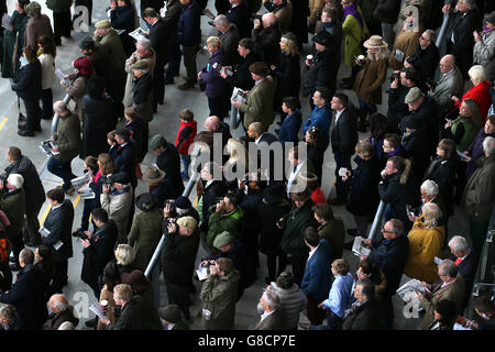 Pferderennen - The Showcase - Tag Zwei - Cheltenham Racecourse. Rennfahrer beobachten die Action auf der Cheltenham Racecourse Stockfoto