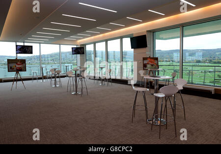 Pferderennen - The Showcase - Erster Tag - Cheltenham Racecourse. Der Cheltenham Club auf der Pferderennbahn Cheltenham Stockfoto