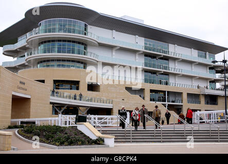 Pferderennen - The Showcase - Erster Tag - Cheltenham Racecourse. Ein Überblick über die neue Princess Royal Grandstand auf der Pferderennbahn Cheltenham Stockfoto