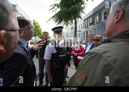 Presse warten außerhalb der Heimat Jeremy Corbyn, Führer der Labour Party in Großbritannien als Schattenkabinett Mitglieder Nachfrage seinen Rücktritt Stockfoto