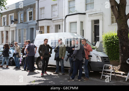 Presse warten außerhalb der Heimat Jeremy Corbyn, Führer der Labour Party in Großbritannien als Schattenkabinett Mitglieder Nachfrage seinen Rücktritt Stockfoto