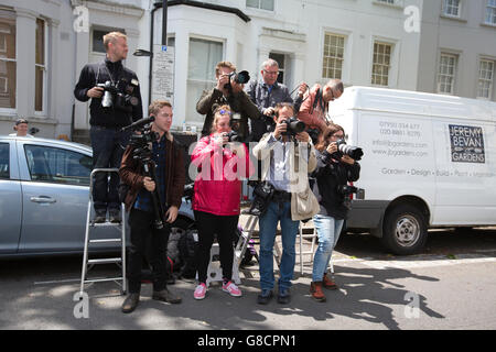 Presse warten außerhalb der Heimat Jeremy Corbyn, Führer der Labour Party in Großbritannien als Schattenkabinett Mitglieder Nachfrage seinen Rücktritt Stockfoto