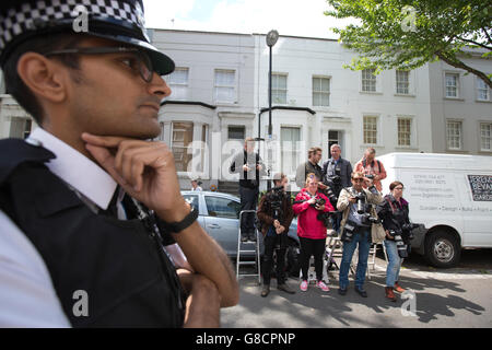 Presse warten außerhalb der Heimat Jeremy Corbyn, Führer der Labour Party in Großbritannien als Schattenkabinett Mitglieder Nachfrage seinen Rücktritt Stockfoto