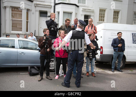 Presse warten außerhalb der Heimat Jeremy Corbyn, Führer der Labour Party in Großbritannien als Schattenkabinett Mitglieder Nachfrage seinen Rücktritt Stockfoto