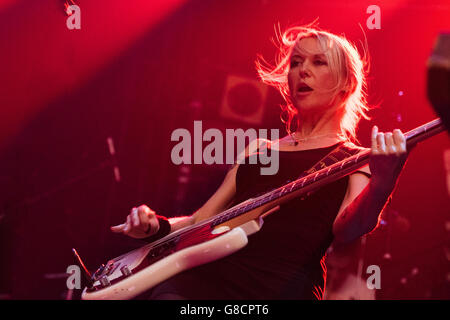 Julia Ruzicka, Bassist für die Zukunft die linke im Electric Ballroom, London. 21. April 2016. Stockfoto