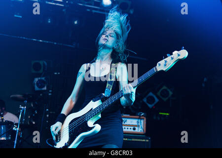 Julia Ruzicka, Bassist für die Zukunft die linke im Electric Ballroom, London. 21. April 2016. Stockfoto