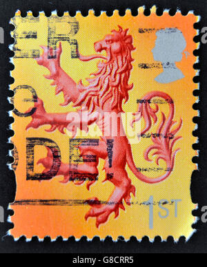 Vereinigtes Königreich - ca. 2004: Briefmarke gedruckt in Großbritannien zeigt Bild von Lion Rampant, das Banner des Königs von Schottland, ci Stockfoto