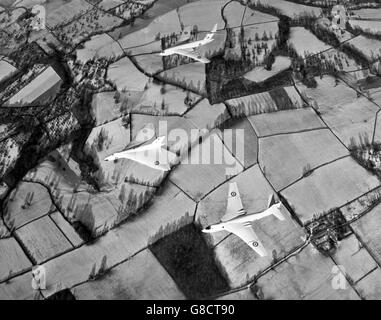 Drei Typen von V-Bombern sind jetzt bei RAF Bomber Command in ihrer hochglänzenden weißen Anti-Strahlungs-Oberfläche im Einsatz. Ein Avro Vulcan führt und auf der rechten Seite ein Handley Page Victor. Im Hintergrund ist ein Vickers Valiant zu sehen. Stockfoto