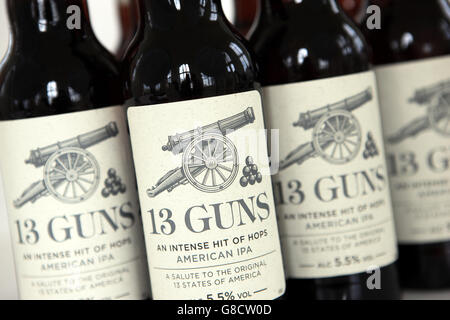 Flaschen von 13 Guns American style IPA gebraut in Lancashire, England Stockfoto