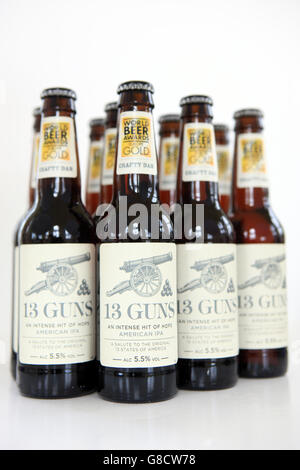 Flaschen von 13 Guns American style IPA gebraut in Lancashire, England Stockfoto