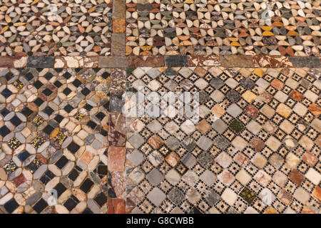 Cattedrale di Santa Maria Assunta, Torcello, venezianische Lagune, Italien: die feinen Marmorboden des Kirchenschiffs Stockfoto