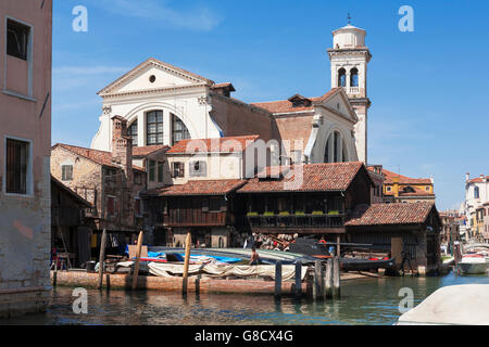 Squero di San Trovaso, Dorsoduro, Venedig, Italien: eines der letzten Gondel-Workshops in Venedig links Stockfoto