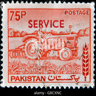 PAKISTAN - CIRCA 1970: Eine Briefmarke gedruckt in Pakistan zeigt Frau Traktorfahrer, ca. 1970 Stockfoto