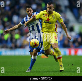 Sam Baldock von Brighton und Hove Albion (links) fordert Antony Kay von Milton Keynes Dons während des Sky Bet Championship-Spiels im Amex Stadium in Brighton heraus. Stockfoto