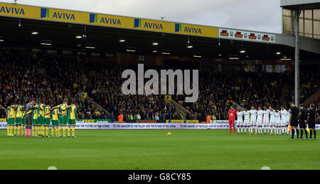 Spieler von Norwich City und Swansea City beobachten eine Minute Stille für den Remembrance Day vor dem Barclays Premier League Spiel in Carrow Road, Norwich. Stockfoto