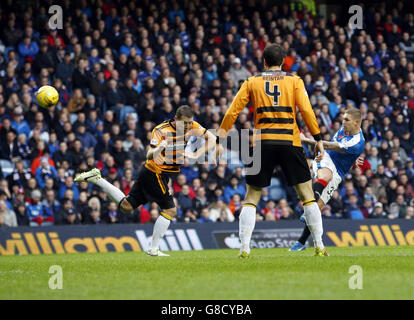 Fußball - Ladbrokes Scottish Championship - Rangers gegen Alloa Athletic - Ibrox Stadium. Martyn Waghorn von den Rangers erzielt beim Ladbrokes Scottish Championship-Spiel im Ibrox Stadium, Glasgow, das erste Tor seiner Seite. Stockfoto