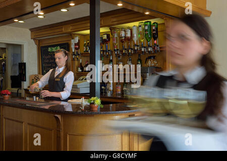 Hotel Bardame und Kellnerin. England Stockfoto
