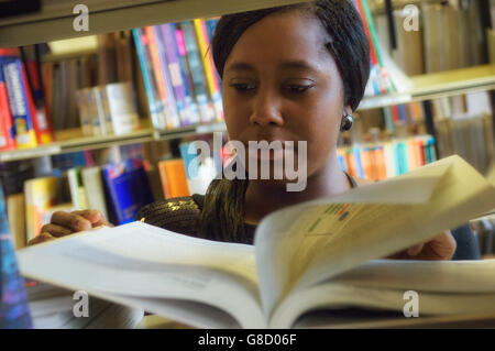 Studentin in der Schulbibliothek surfen. England. UK Stockfoto