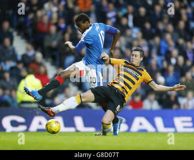 Nathan Oduwa von den Rangers und Jason Marr von Alloa Athletic kämpfen während des Ladbrokes Scottish Championship-Spiels im Ibrox Stadium, Glasgow, um den Ball. Stockfoto