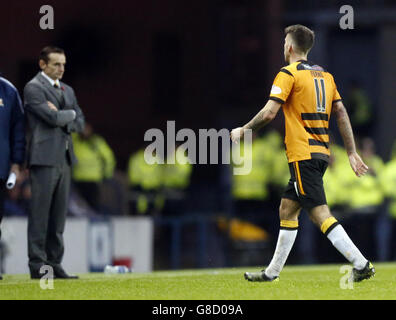 Edward Farns von Alloa Athletic geht vom Spielfeld, nachdem er eine rote Karte mit Alloa Athletic Manager Danny Lennon (rechts) während des Ladbrokes Scottish Championship Spiels im Ibrox Stadium, Glasgow, erhalten hat. Stockfoto