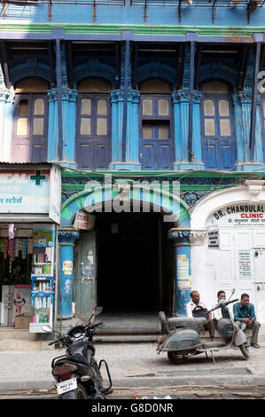 eine blaue traditionellen Kolonialgebäude in Straßenszenen Mumbai, Indien Stockfoto