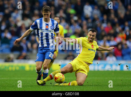 Der Solomon March von Brighton und Hove Albion (links) wird von Milton Keynes Dons' Antony Kay während des Sky Bet Championship-Spiels im Amex Stadium in Brighton herausgefordert. Stockfoto